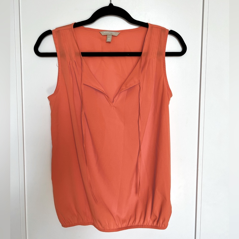 Very comfortable tank top, loose elastic at the bottom. Size XS.